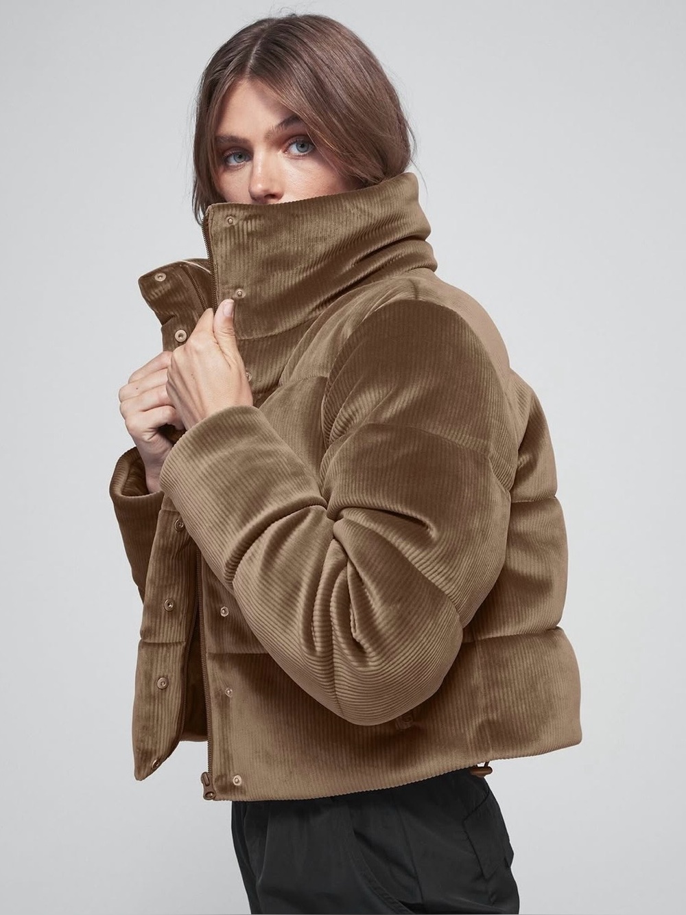 Alo goldrush cropped ribbed velour puffer jacket in hot cocoa